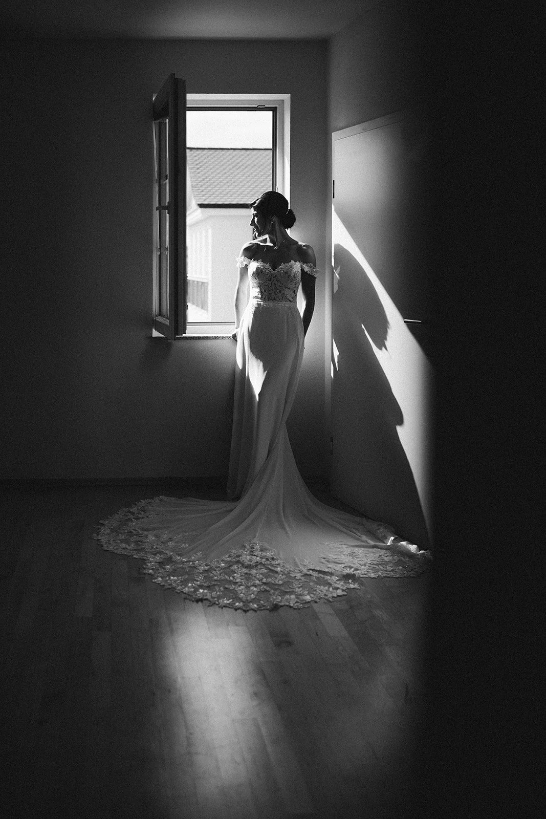 Braut steht vor dem Fenster in einer Hochzeitslocation im Rheingau – festgehalten vom Bart van Westrop, Hochzeitsfotograf in Mainz