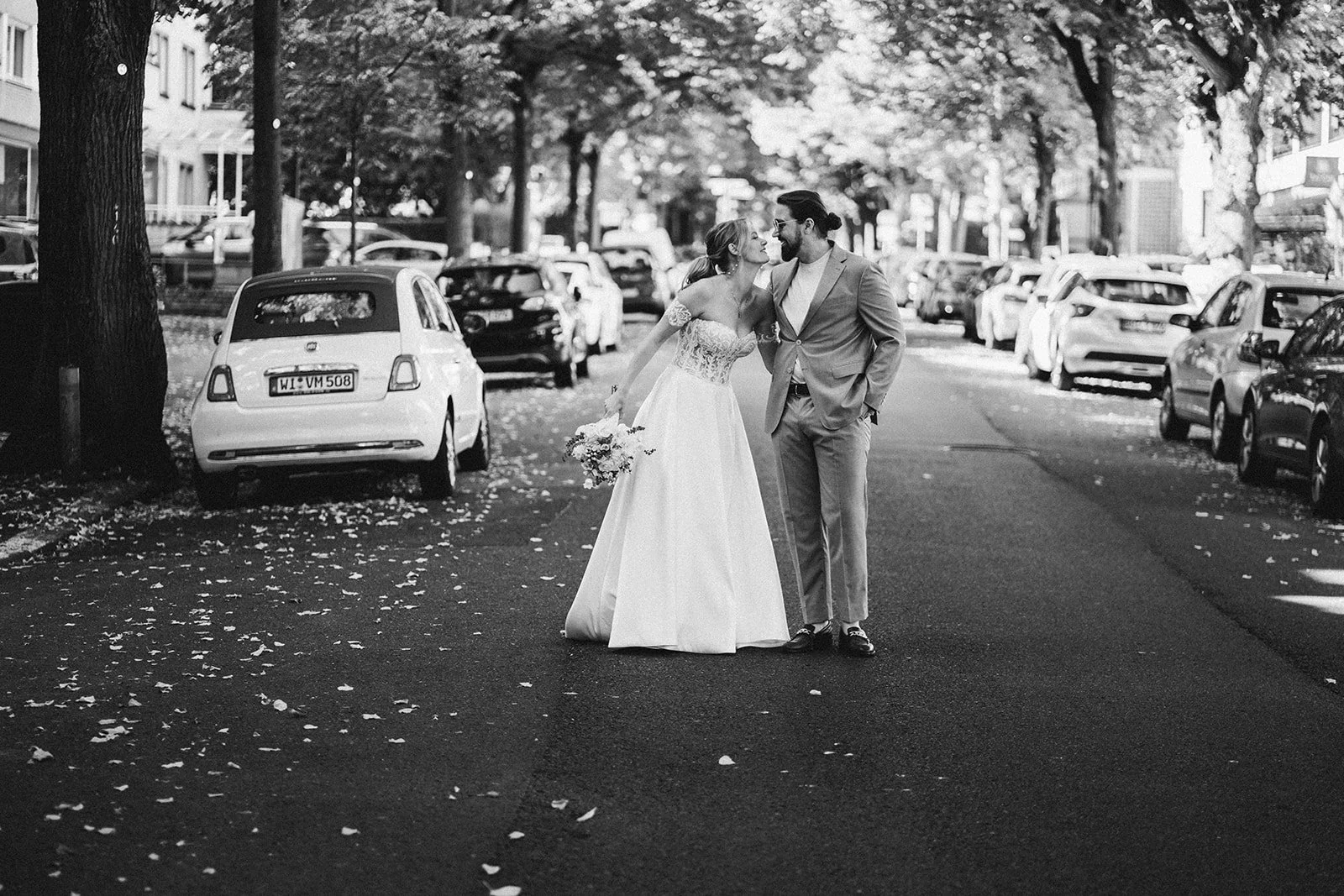 Brautpaar beim Paarshooting in der Altstadt von Wiesbaden – Hochzeitsfotograf Bart van Westrop