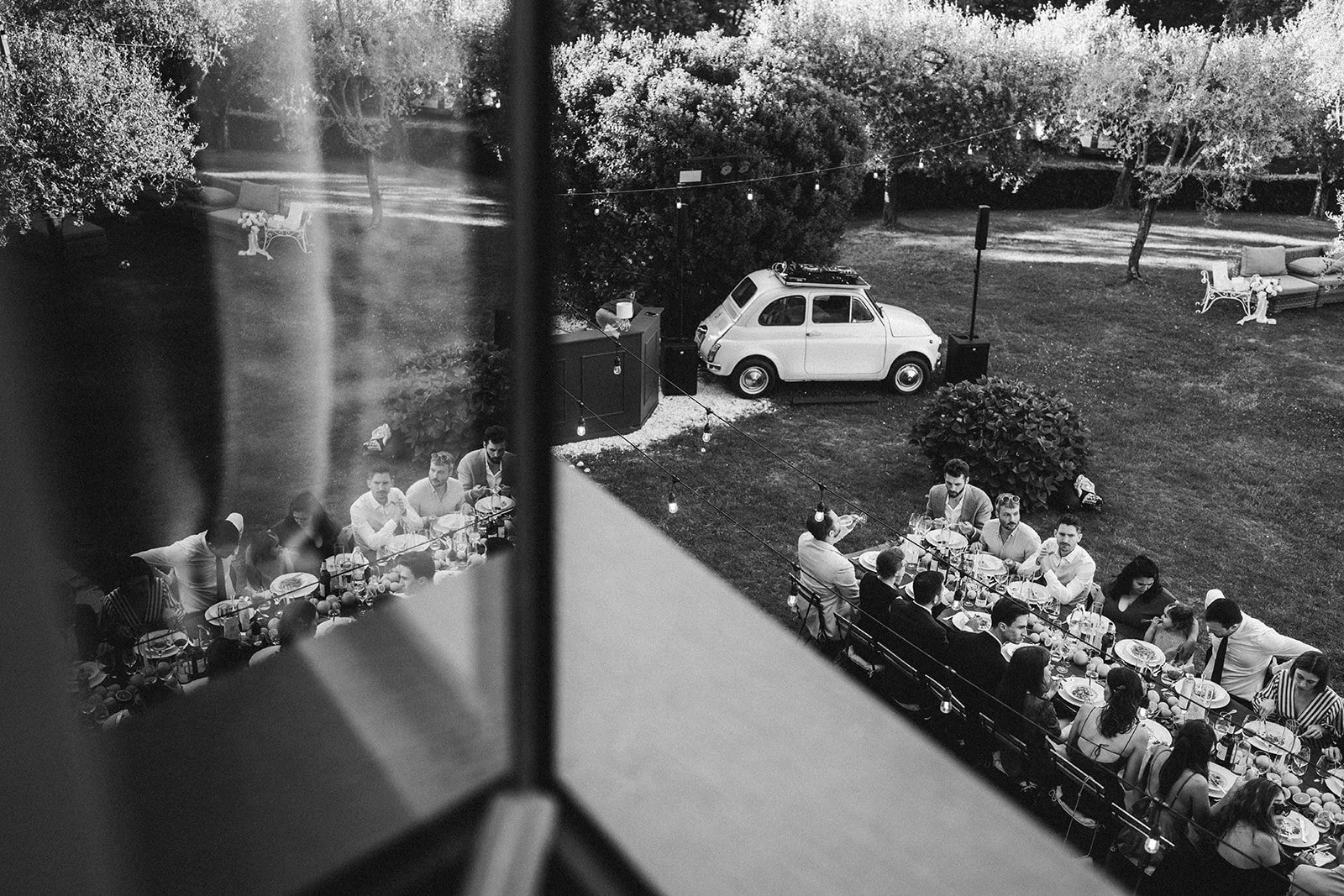 Gäste und Brautpaar sitzen an einem Tisch während der Hochzeit in der Toskana, Italien – festgehalten vom Bart van Westrop, Hochzeitsfotograf in Mainz