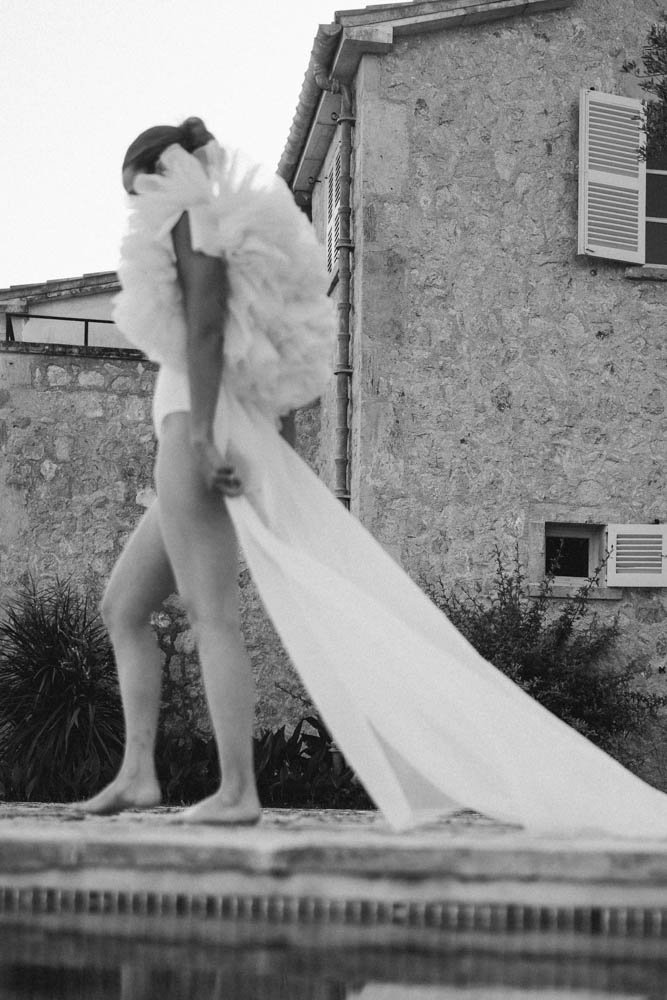 Braut beim Schwimmbad - festgehalten vom Bart van Westrop, Hochzeitsfotograf in Mainz