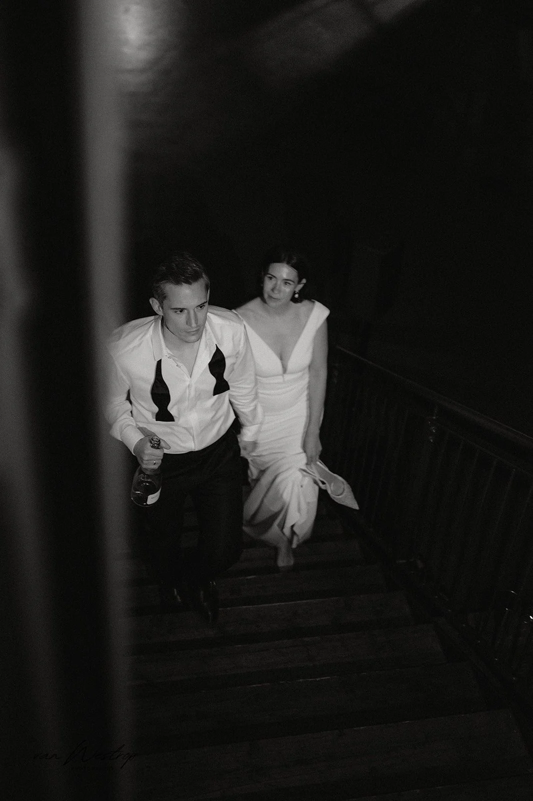 Brautpaar läuft der Treppe Hoch. Schwarzweißes Editorial Bild. Hochzeitsfotograf Bart van Westrop aus Mainz