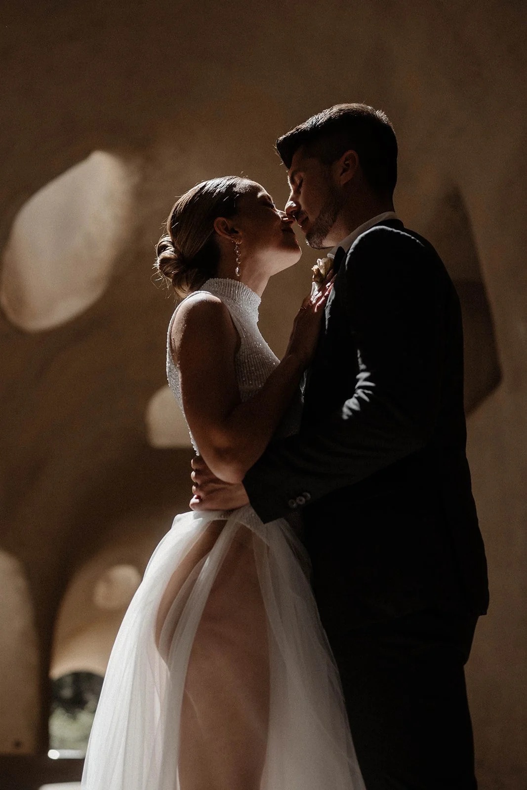 Ein Brautpaar in romantischer Umarmung bei einer Hochzeit. Hochzeitsfotograf Mainz Bart van Westrop