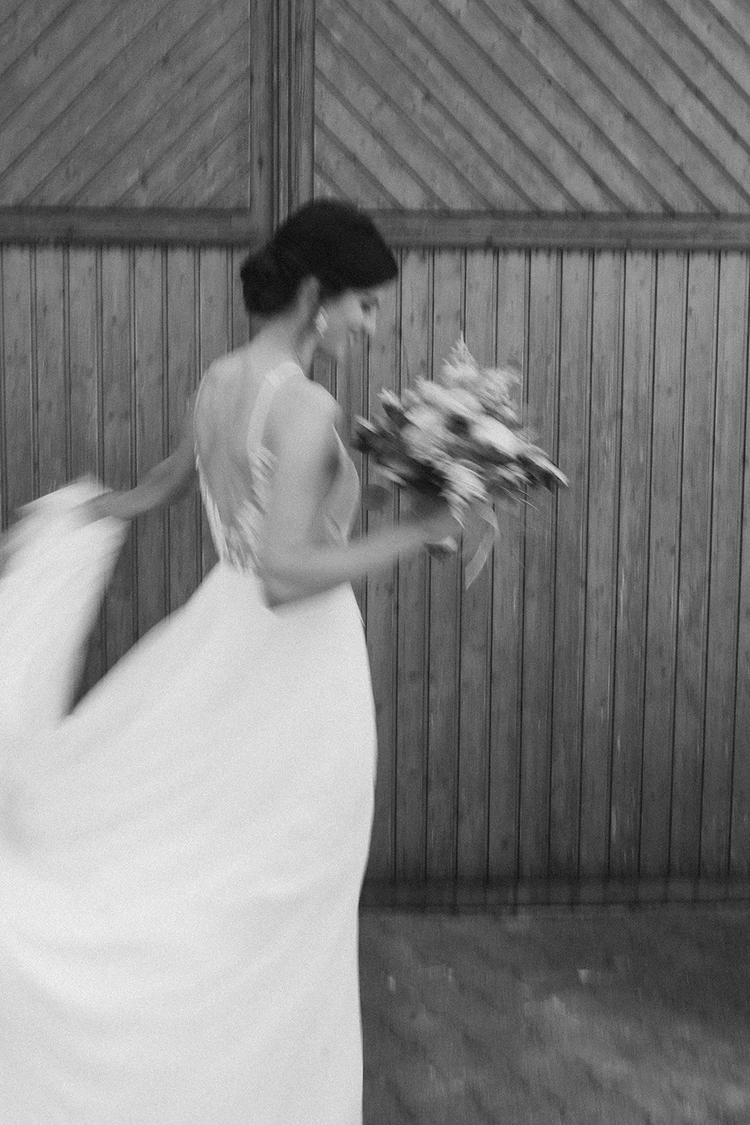 Die Braut hält einen Brautstrauß. Hochzeitsfotograf Standesamt Mainz