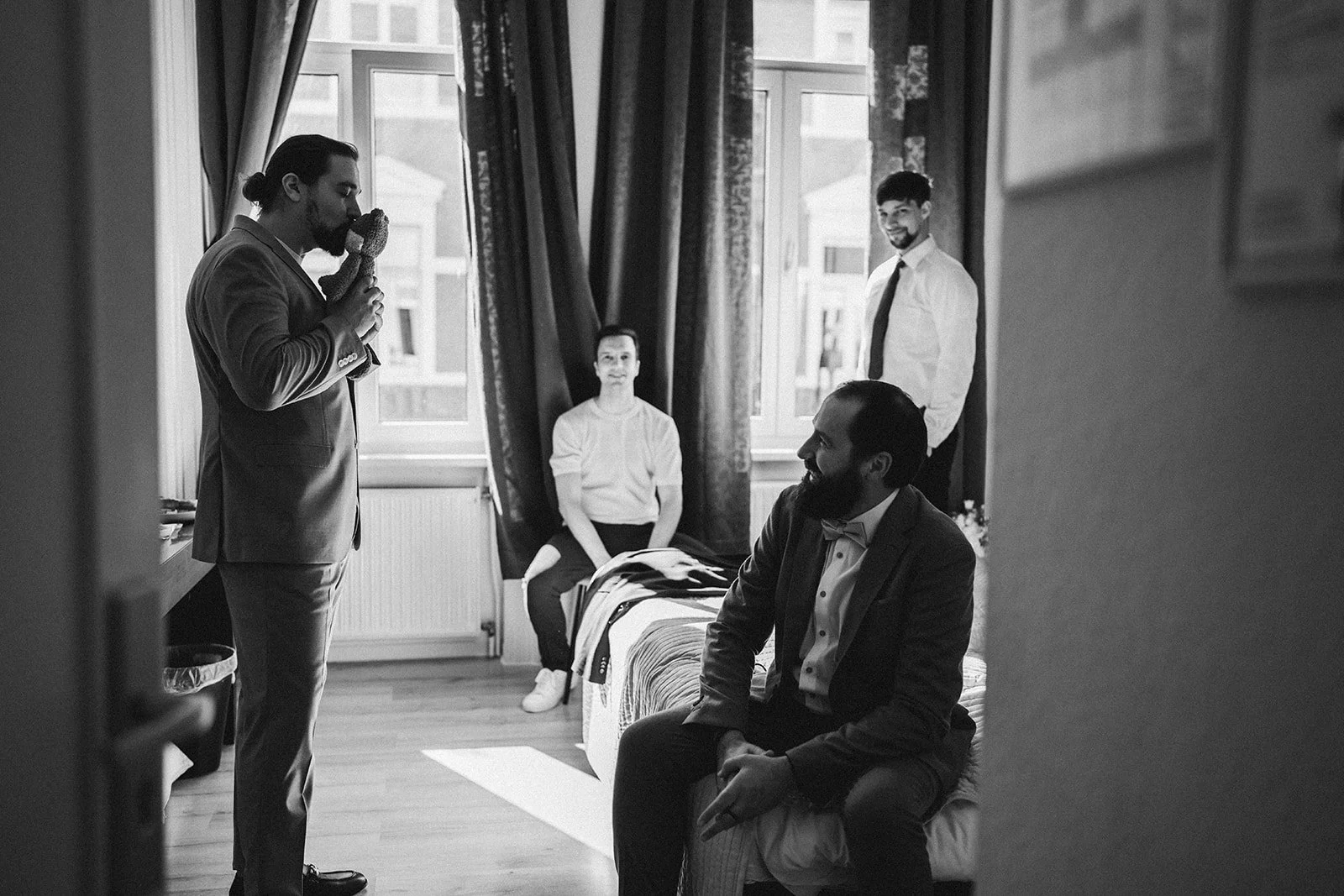 Trauzeugen in einem Zimmer beim Getting Ready – festgehalten vom Bart van Westrop, Hochzeitsfotograf in Mainz