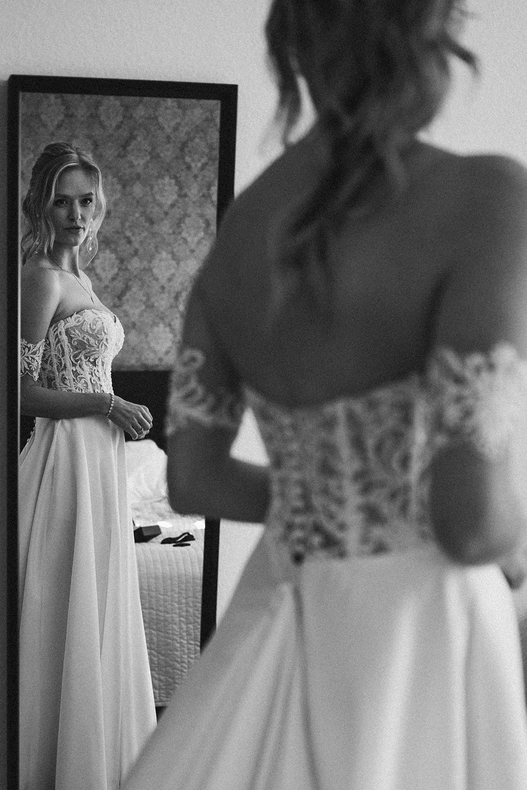 Braut schaut beim Getting Ready in den Spiegel – Hochzeitsfotograf Mainz und Umgebung