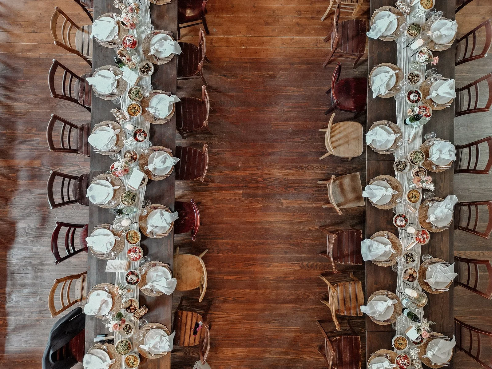 Ein Blick von oben auf zwei lange gedeckte Esstische in einer Location im Rheingau - festgehalten vom Bart van Westrop, Hochzeitsfotograf in Mainz