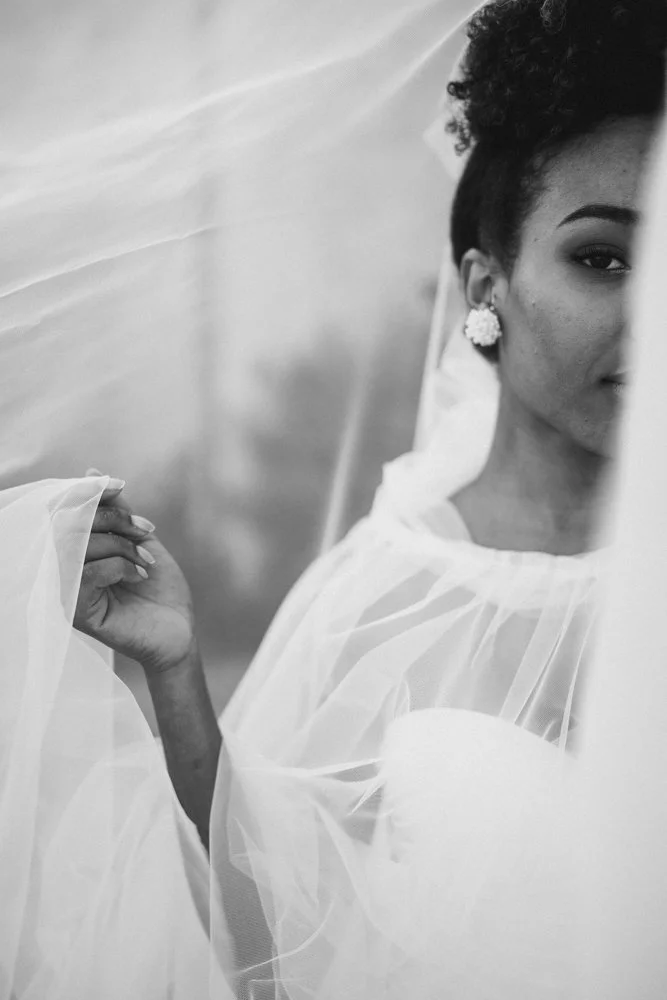 Schwarz-Weiß-Fotografie einer Braut - festgehalten vom Bart van Westrop, Hochzeitsfotograf in Mainz