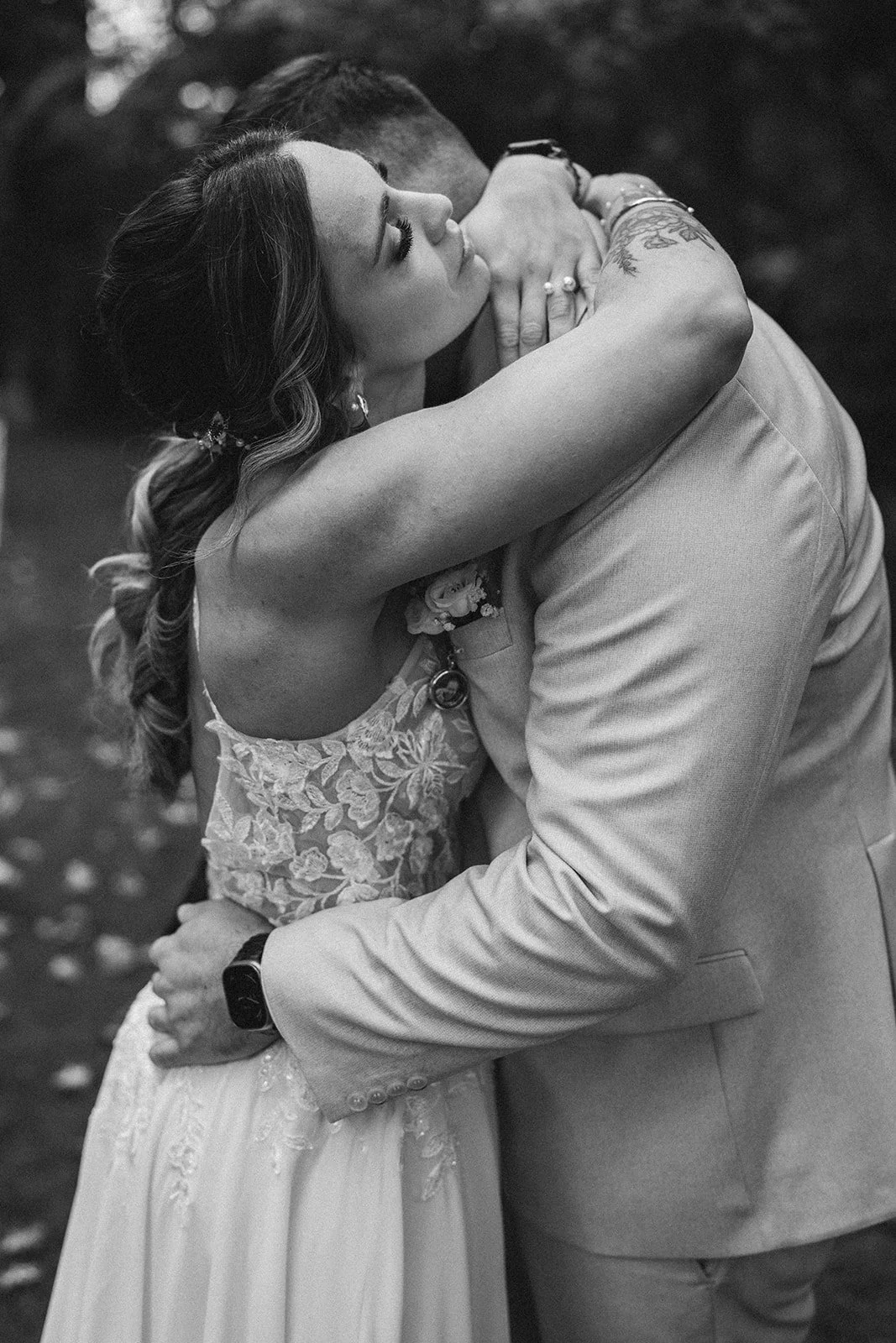 Ein Paar umarmt sich innig bei einer Hochzeit, die Braut trägt ein elegantes Hochzeitskleid – festgehalten vom Bart van Westrop, Hochzeitsfotograf in Mainz