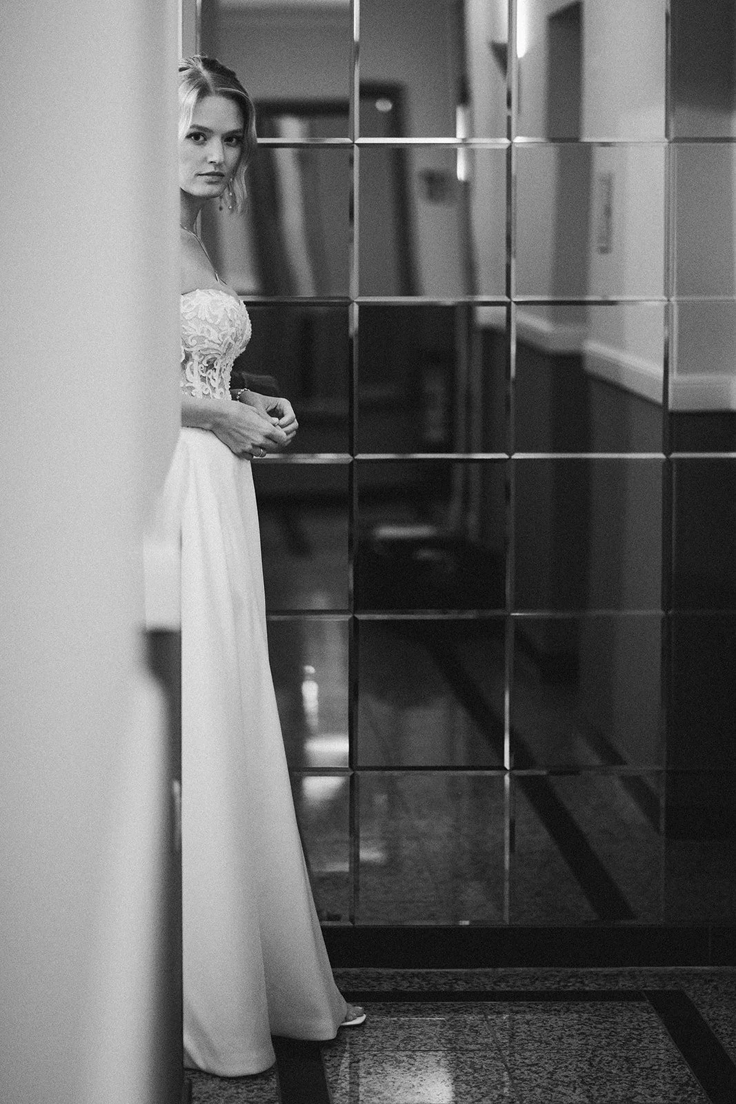 Schwarz-weiß-Foto einer Braut in einem  weißen Brautkleid - festgehalten vom Bart van Westrop, Hochzeitsfotograf in Mainz