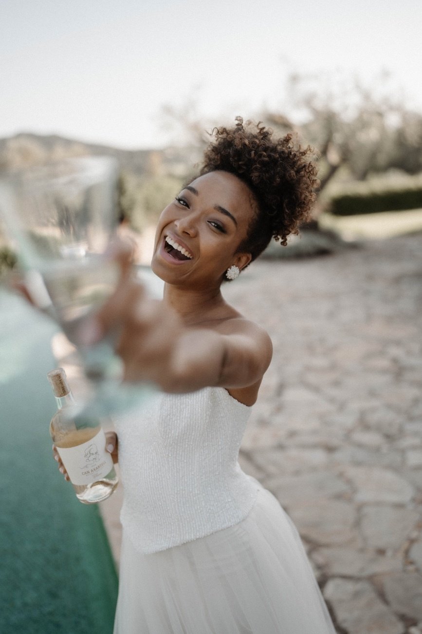 Braut in weißem Kleid, bei Sonnenuntergang auf Mallorca. Hochzeitsfotograf Mainz Bart van Westrop