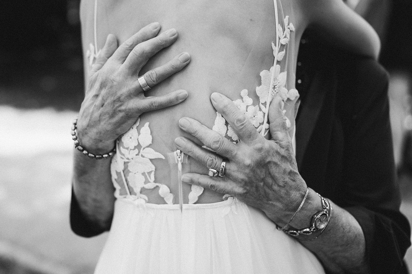 Brautpaar läuft zwischen Zypressen während ihres Paarshootings in der Toskana – festgehalten vom Bart van Westrop, Hochzeitsfotograf in Mainz