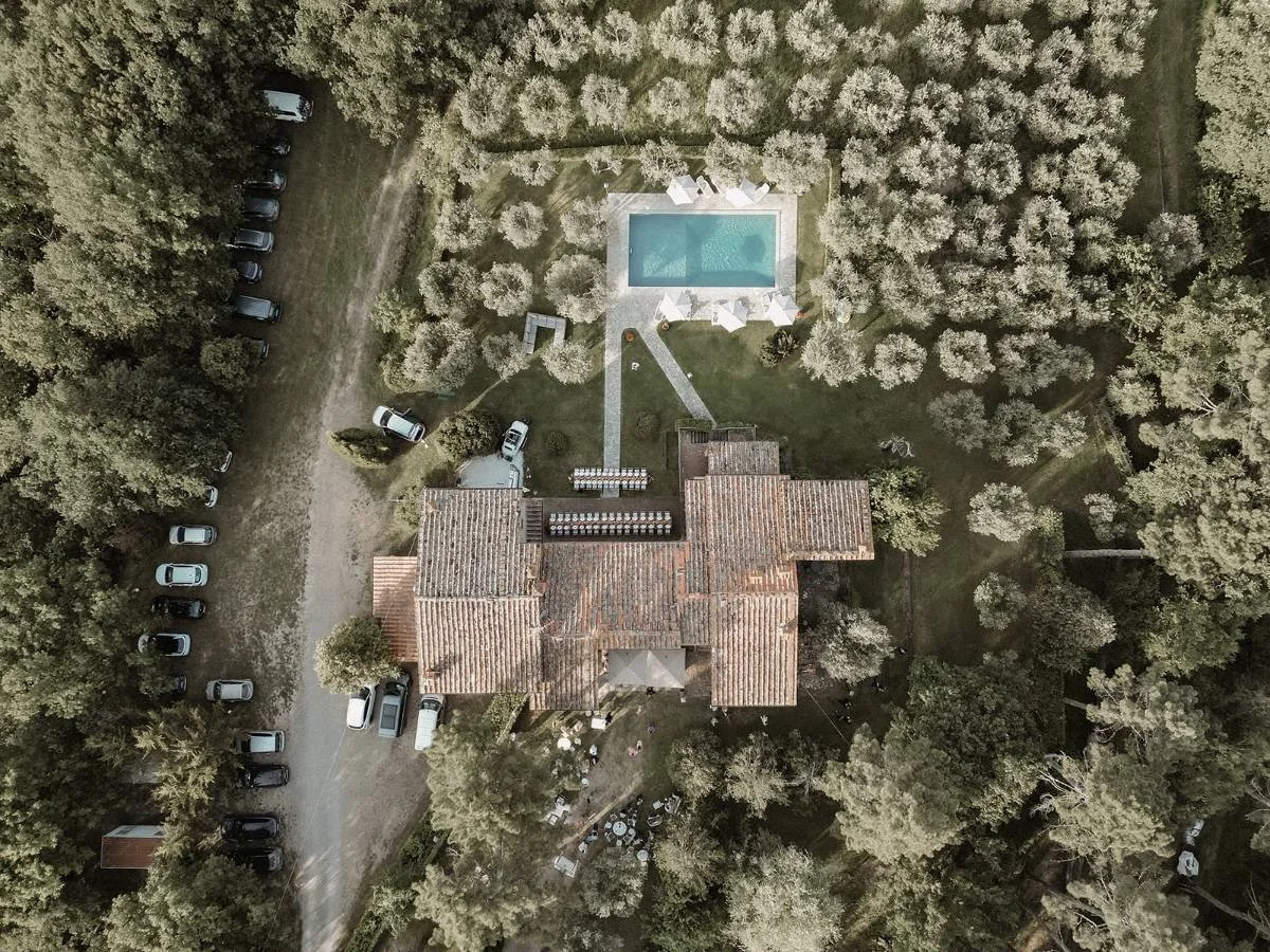 Eine Hochzeitslocation in der Toskana mit der Drone - festgehalten vom Bart van Westrop, Hochzeitsfotograf in Mainz