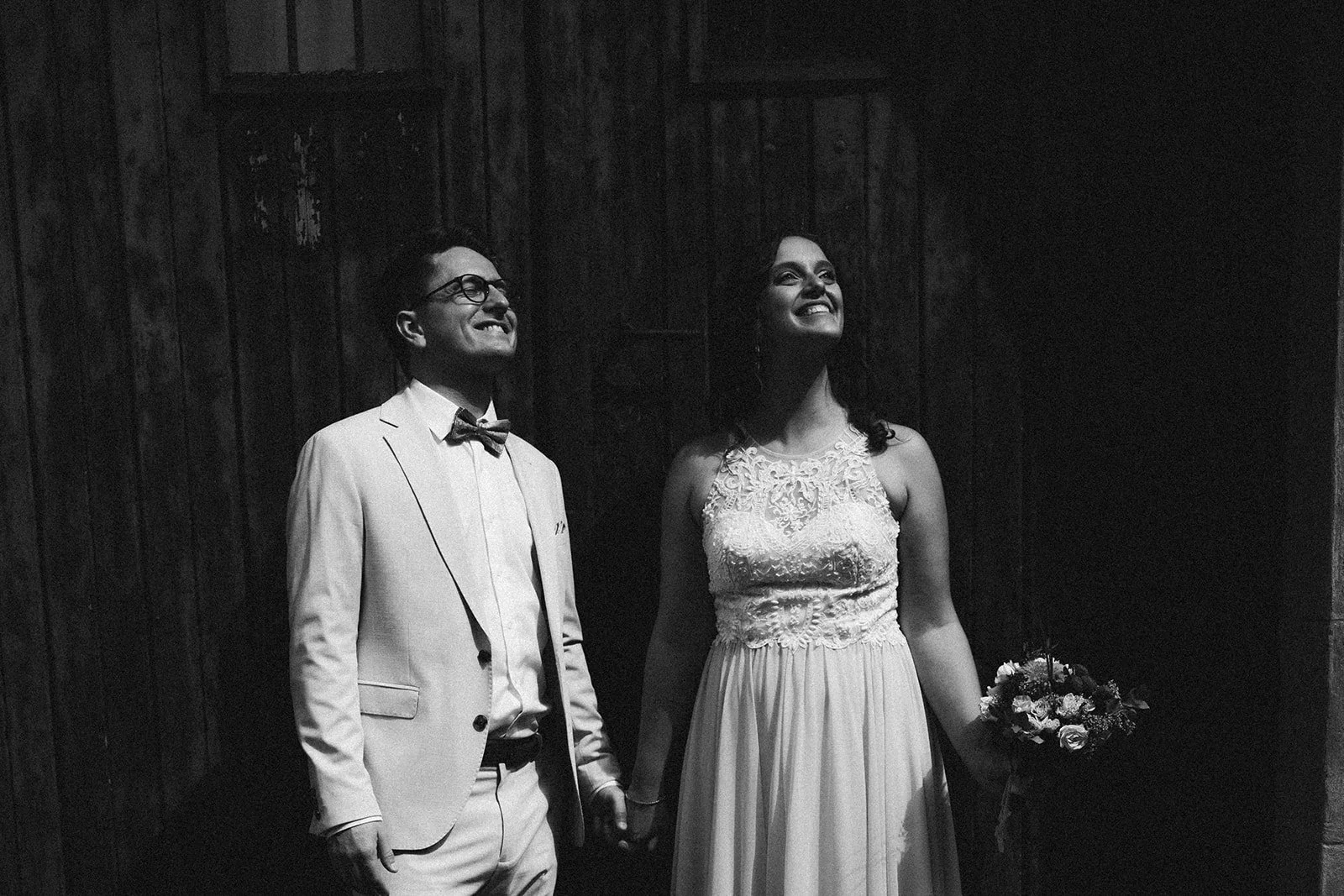 Ein Hochzeitspaar steht nebeneinander. Hochzeitsfotograf Standesamt Mainz