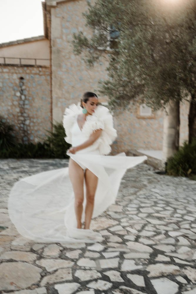 Braut in einem weißen Brautkleid steht barfuß – festgehalten vom Bart van Westrop, Hochzeitsfotograf in Mainz