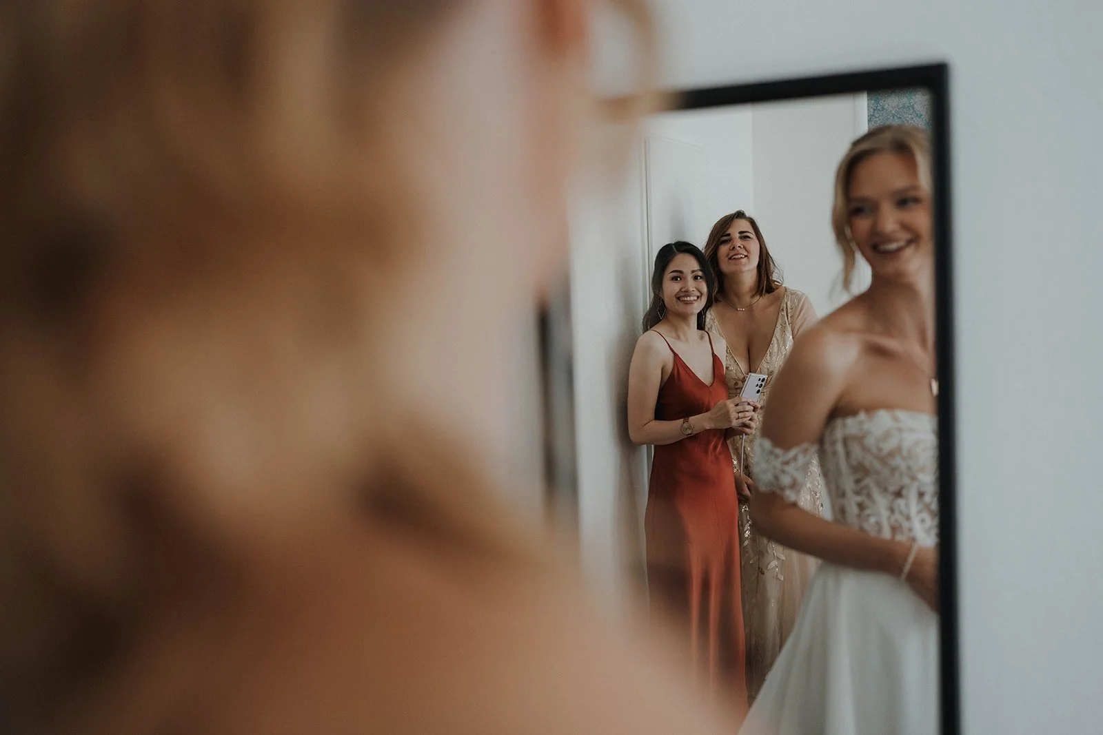 Drei lachende Trauzeuginnen, während die Braut ihr Hochzeitskleid trägt – festgehalten vom Bart van Westrop, Hochzeitsfotograf in Mainz