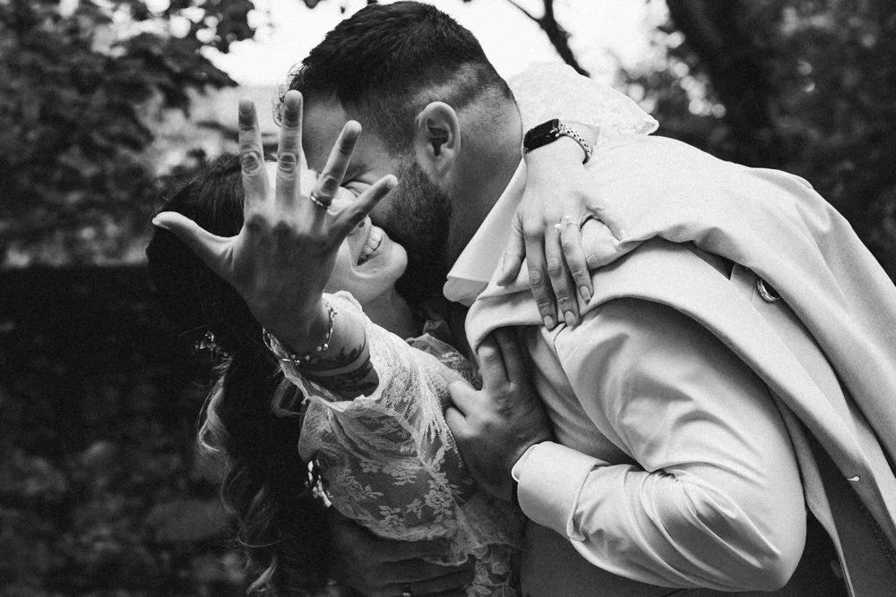 Ein Paar beim Kuss im Freien, Schwarz-Weiß-Foto, romantischer Moment, Frauen mit Armreif und landläufige Kleidung - festgehalten vom Bart van Westrop, Hochzeitsfotograf in Mainz