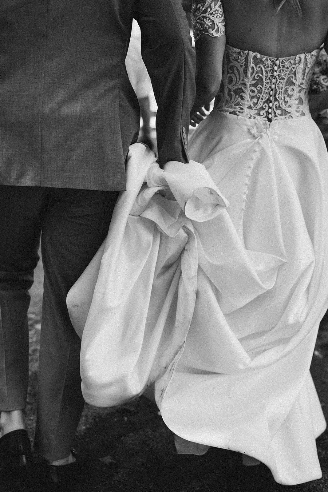 Nahaufnahme eines Brautpaares bei einer Hochzeit, die Braut trägt ein elegantes weißes Hochzeitskleid mit Spitze, und der Bräutigam trägt einen schwarzen Anzug. Hochzeitsfotograf Standesamt Mainz