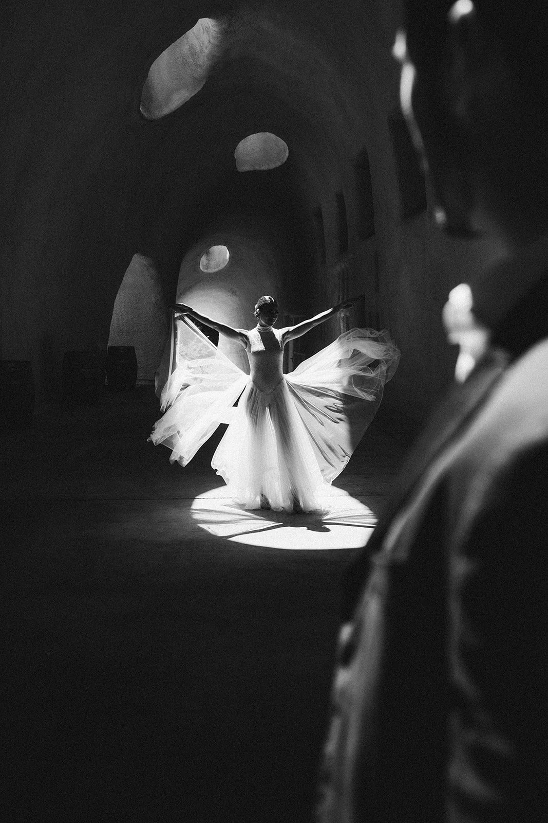 Schwarz-Weiß-Fotografie einer Braut und Bräutegam. Hochzeitsfotograf Mainz Bart van Westrop