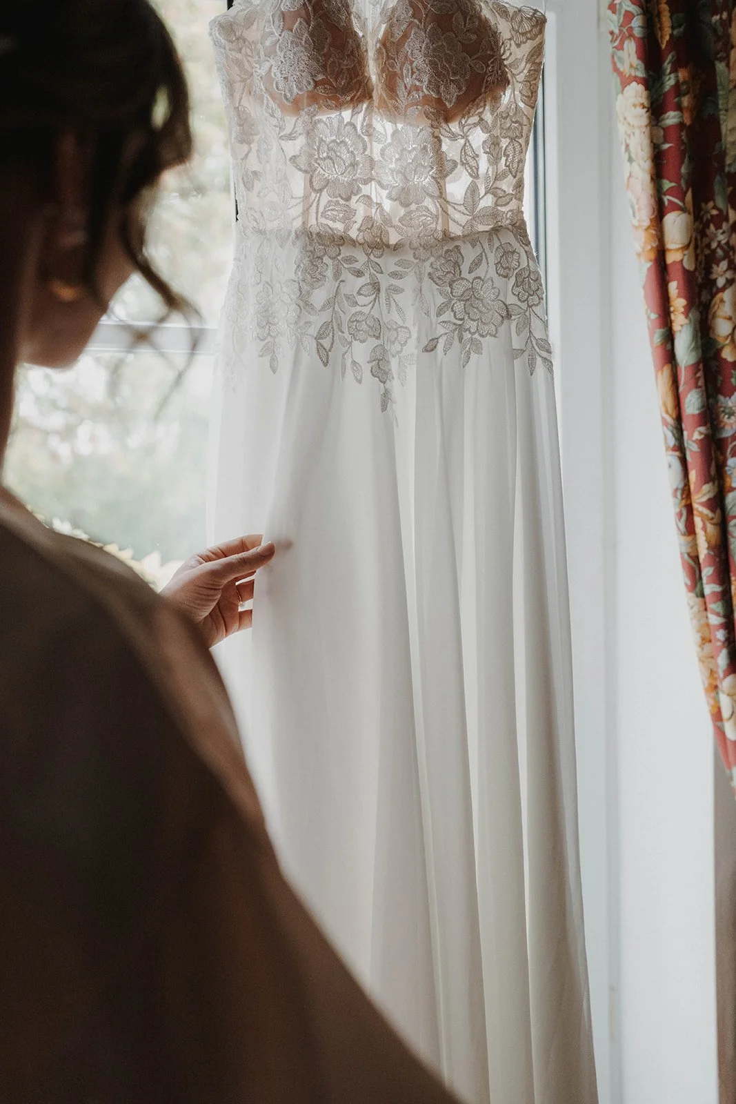 Braut schaut ihr Brautkleid während des Getting Ready in Mainz an – Hochzeitsfotograf Mainz Bart van Westrop