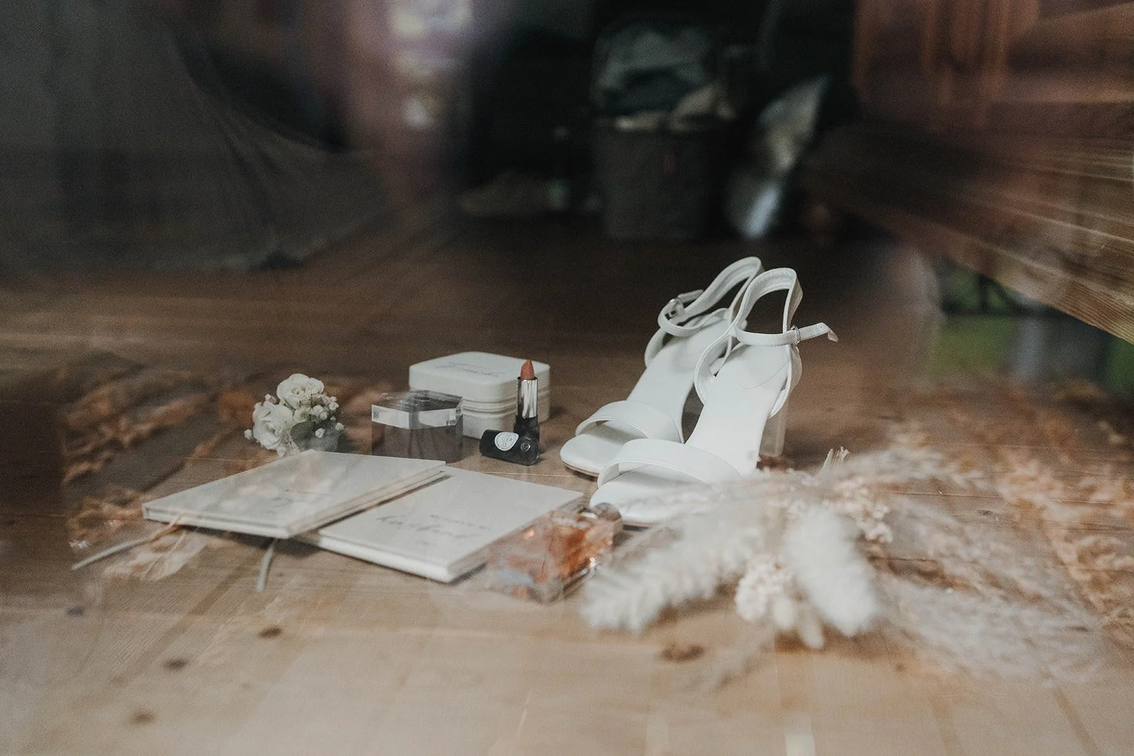 Lay‑down der wichtigsten Dinge der Braut während des Getting Ready in Mainz – festgehalten vom Bart van Westrop, Hochzeitsfotograf in Mainz