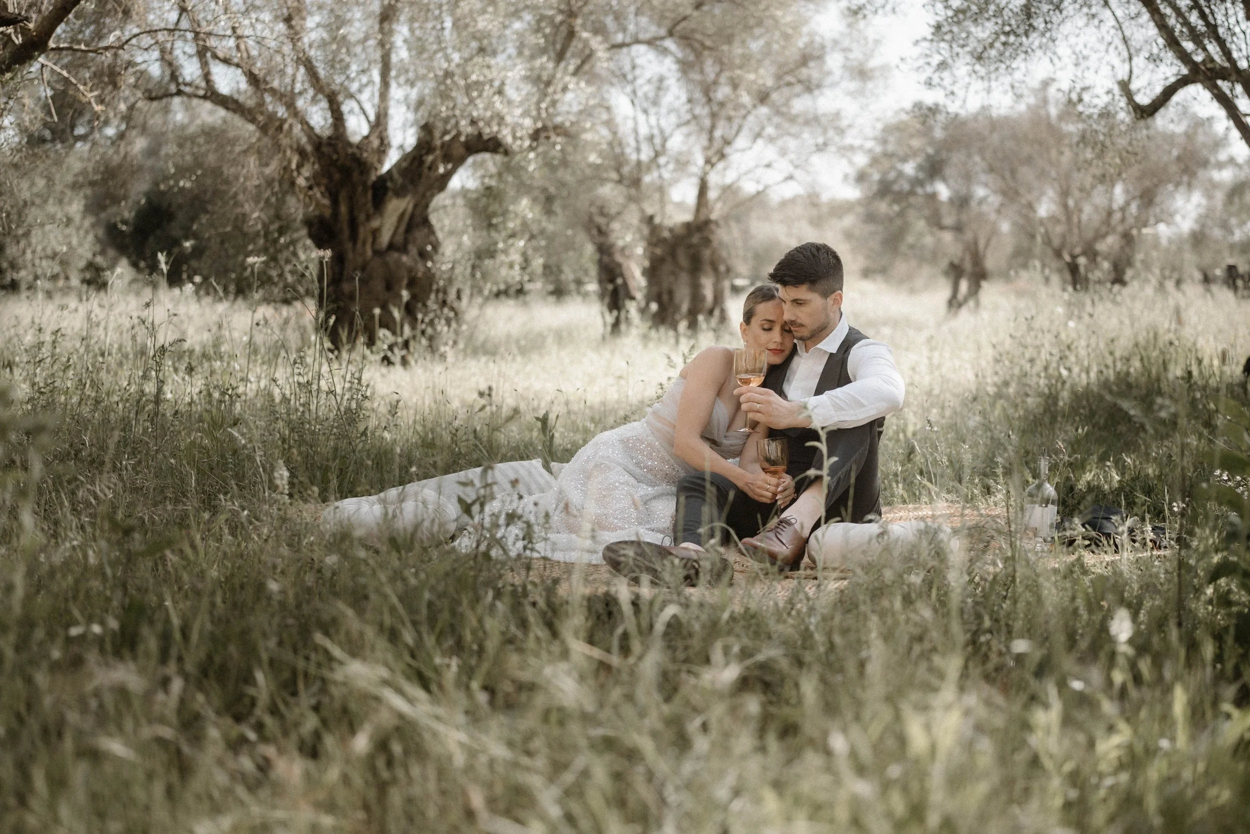 Brautpaar auf der Wiese auf Mallorca - Hochzeitsfotograf Mainz und Mallorca