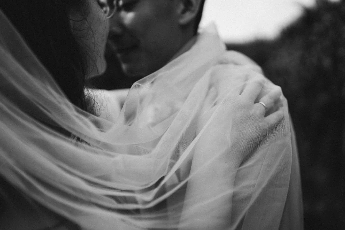 Close up vom Brautpaar in Schwarzweiß. festgehalten vom Bart van Westrop, Hochzeitsfotograf in Mainz