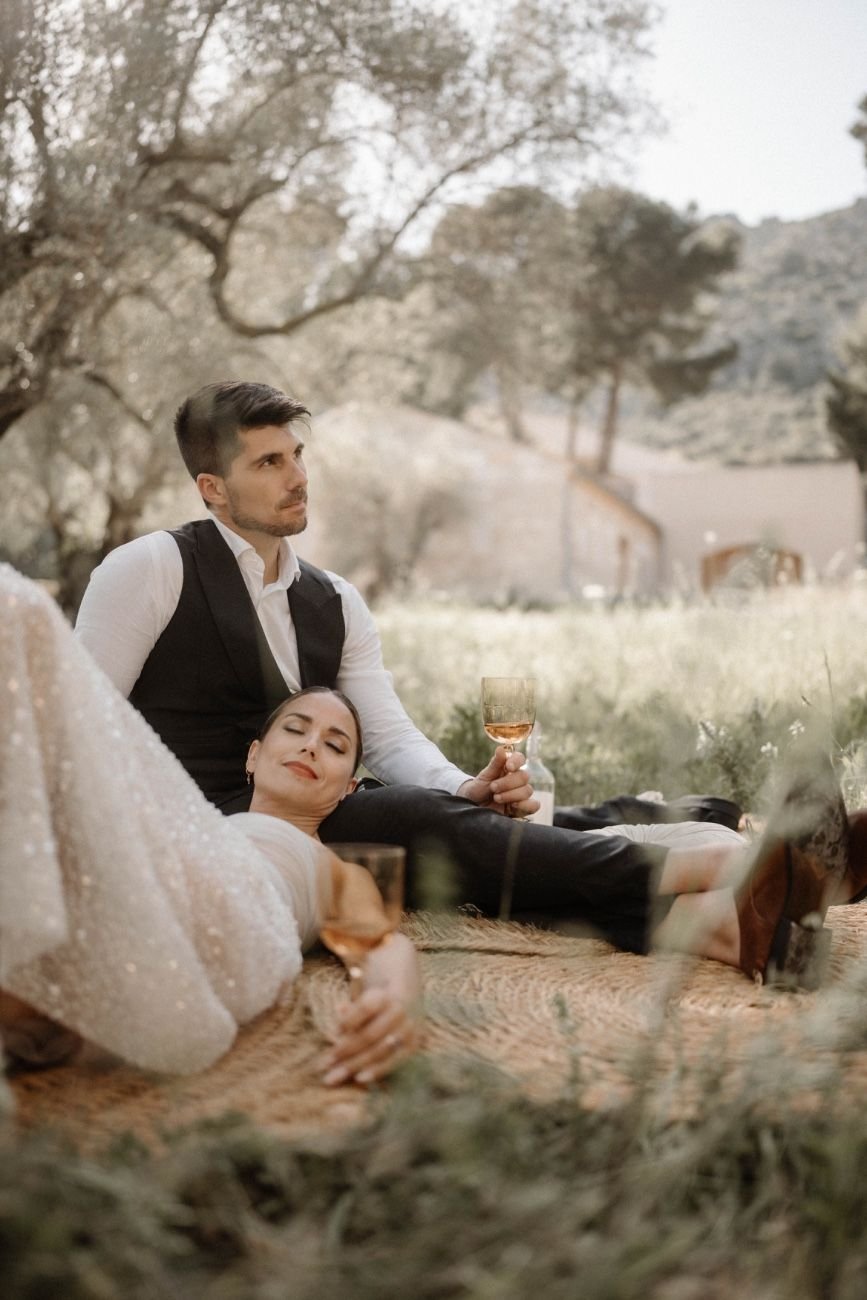 Brautpaar läuft nach der Hochzeit in Mainz in Hochzeitskleidung die Treppe hinauf – Hochzeitsfotograf Mainz Bart van Westrop