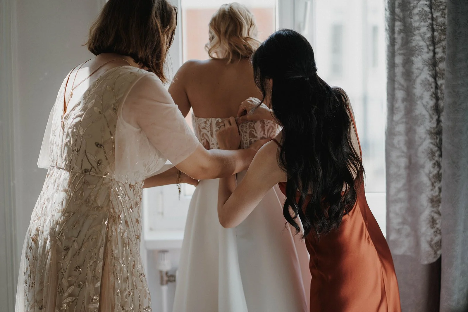 Braut wird während des Getting Ready in Mainz von ihren Trauzeuginnen fertig gemacht – Hochzeitsfotograf Mainz Bart van Westro