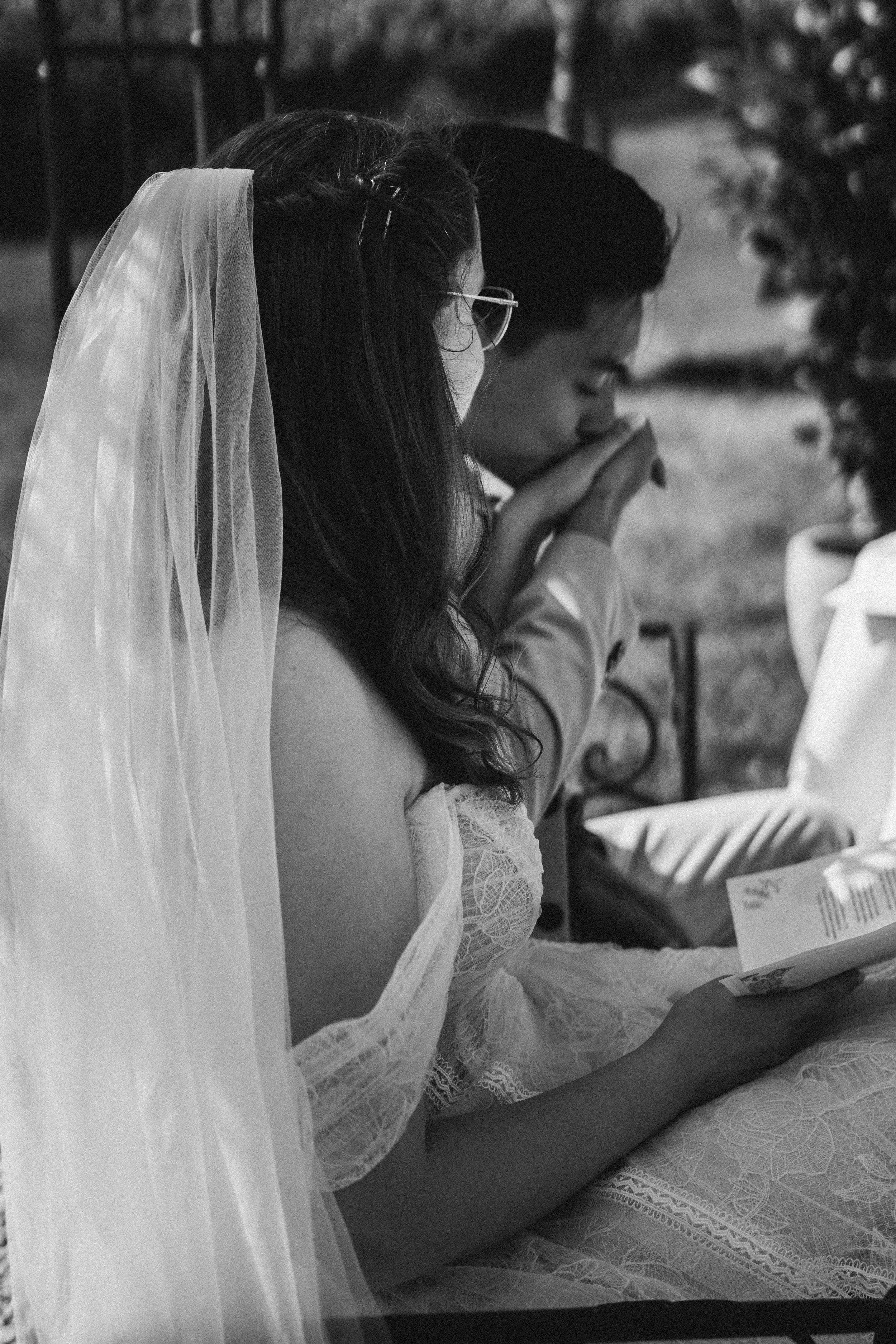 Ein Braut- und Bräutigampaar während der Zeremonie- Die Braut trägt ein Spitzenkleid und einen Schleier, während der Bräutigam einen Anzug trägt  - festgehalten vom Bart van Westrop, Hochzeitsfotograf in Mainz