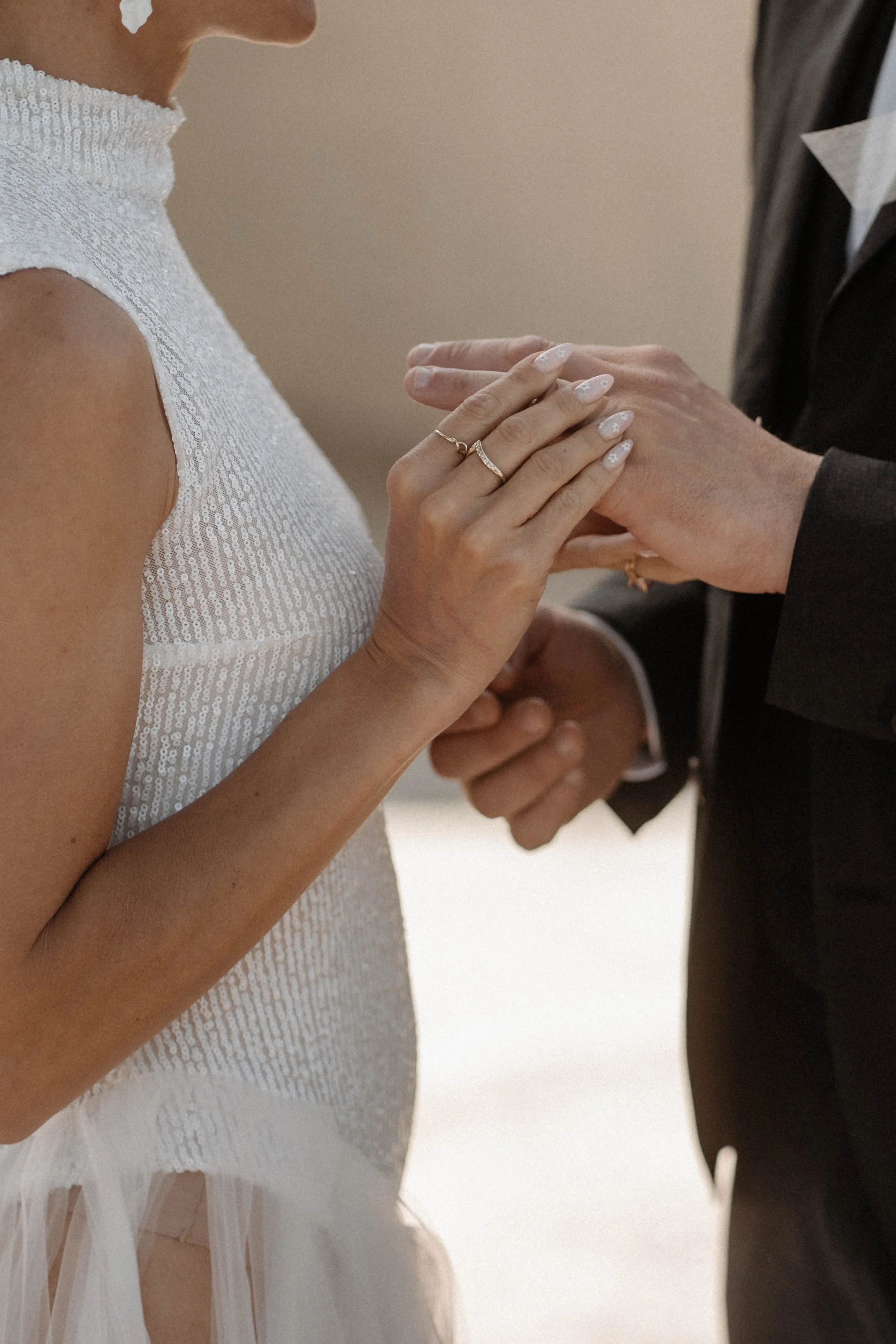 Nahaufnahme eines Paares bei einer Hochzeitszeremonie, die Hände mit Eheringen im Fokus – festgehalten vom Bart van Westrop, Hochzeitsfotograf in Mainz