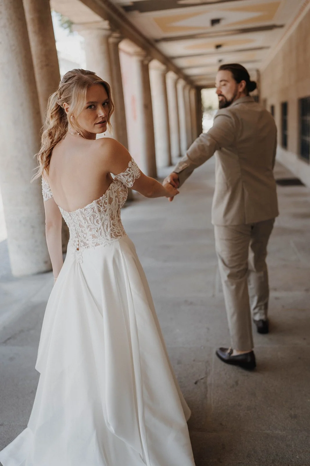 Brautpaar in der Altstadt von Wiesbaden beim Museum – Hochzeitsfotograf Bart van Westrop