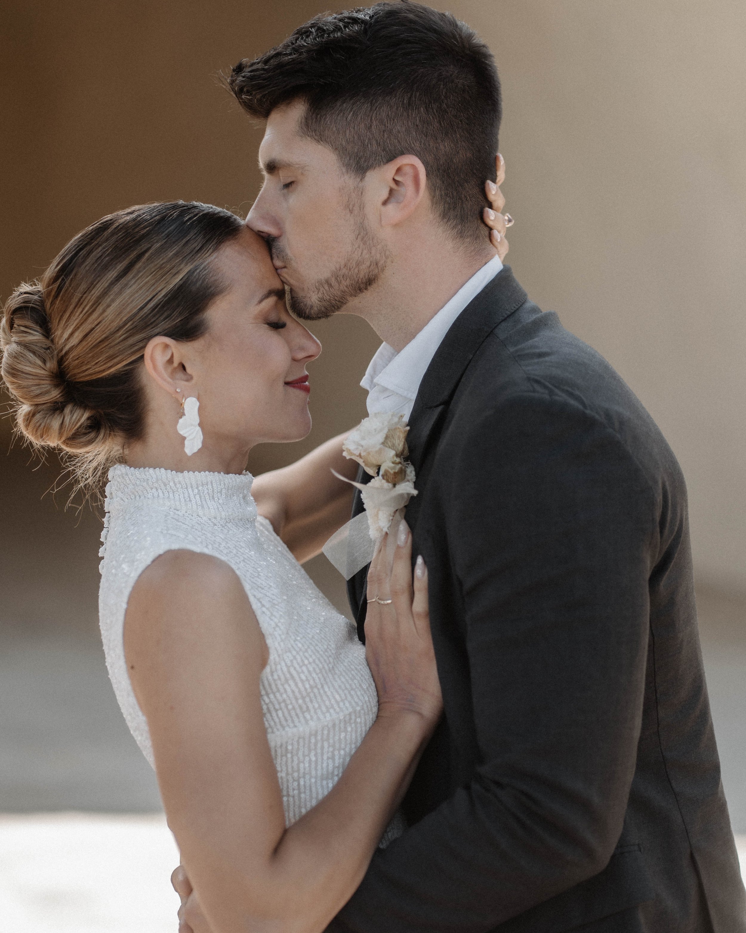 Ein Paar umarmt sich bei einer Hochzeit auf Mallorca, die Frau trägt ein weißes Hochzeitskleid, der Mann einen schwarzen Anzug, sie zeigen Zuneigung und Lieb – festgehalten vom Bart van Westrop, Hochzeitsfotograf in Mainz