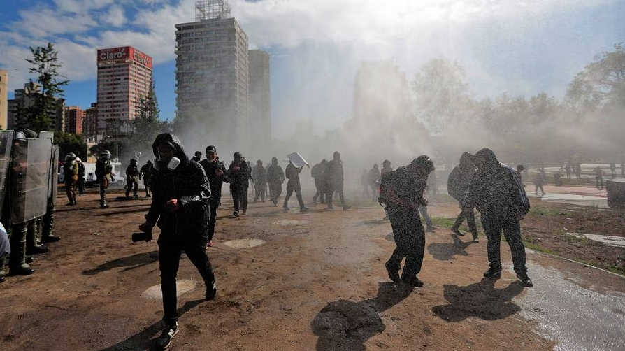 Columna en CIPER: “A CINCO AÑOS DEL 18-O: No basta con reformar y cambiar leyes para prevenir la violencia policial”