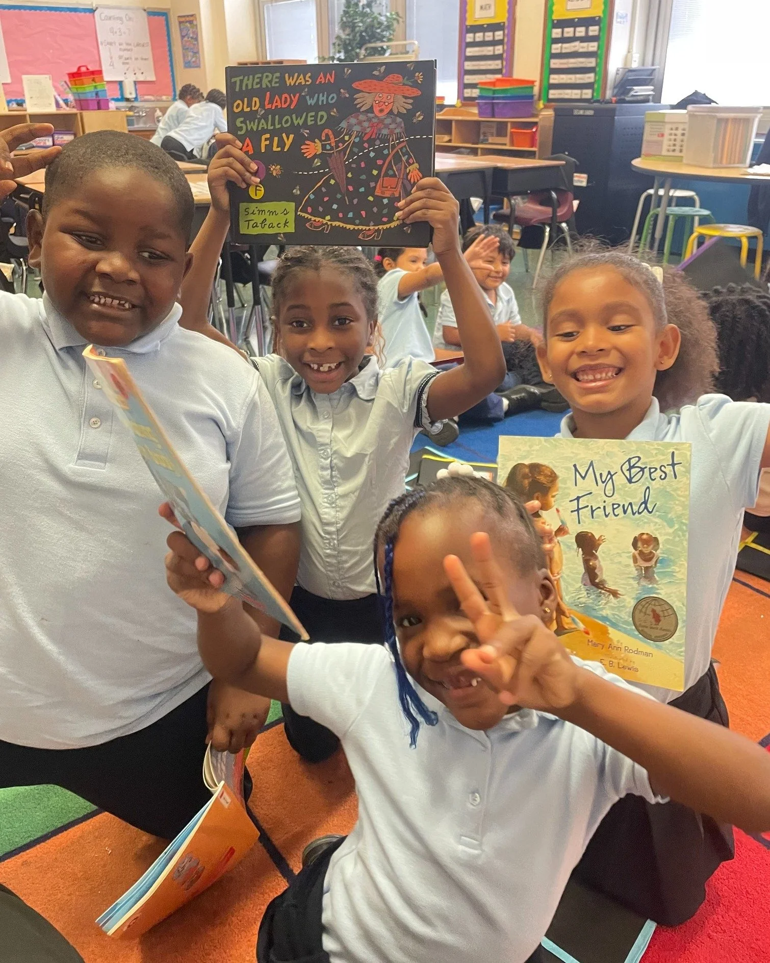 📚💛 Reading is even better when we share it with a friend! #FirstGradeReaders #LoveForReading #NYCCharterSchools #CharterSchool #EducationNYC #LoveForReading #ReadingPartners