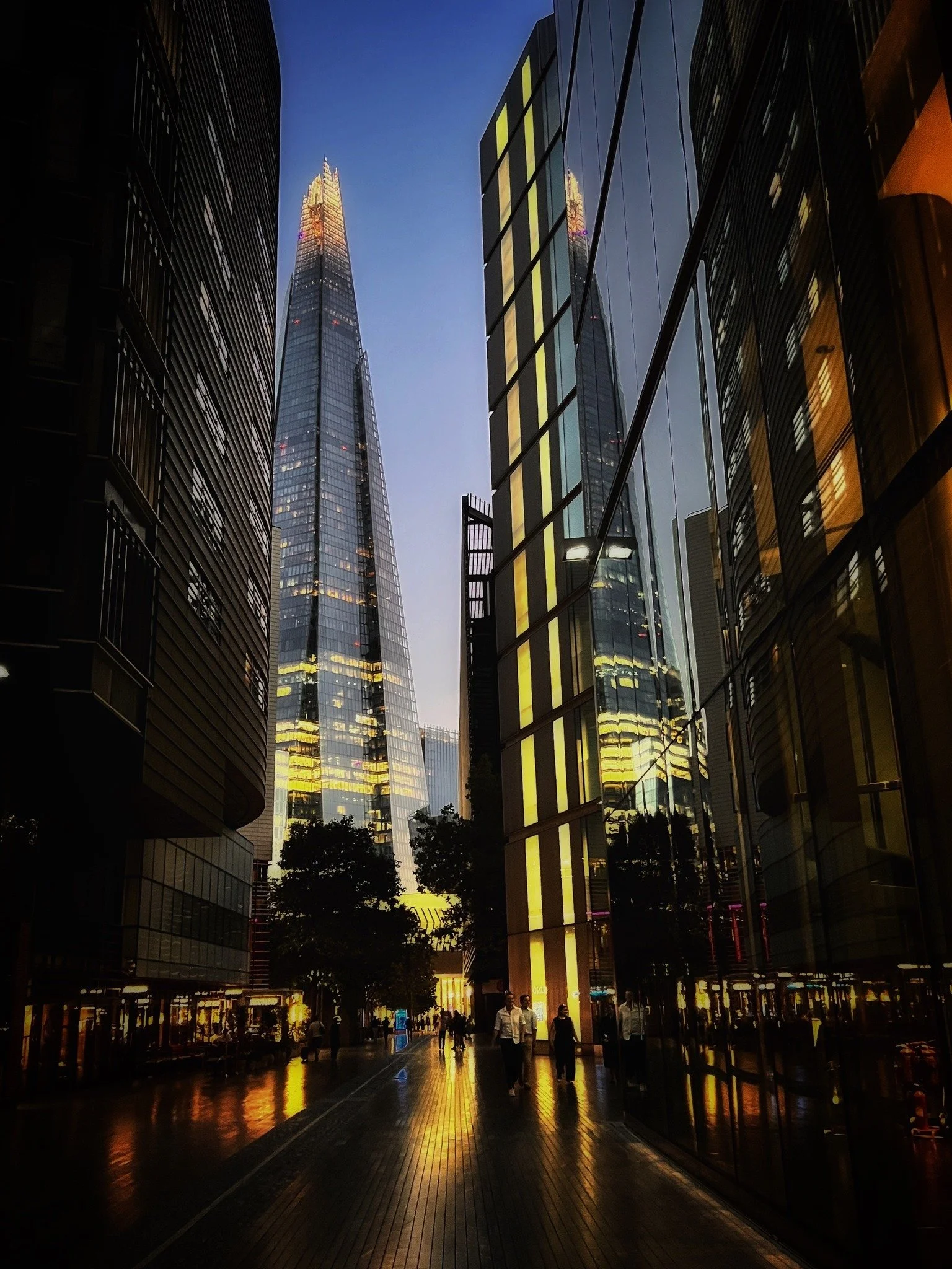 #FridayNight #LondonAtNight #CityNights #MusicProducer #ElephantEars