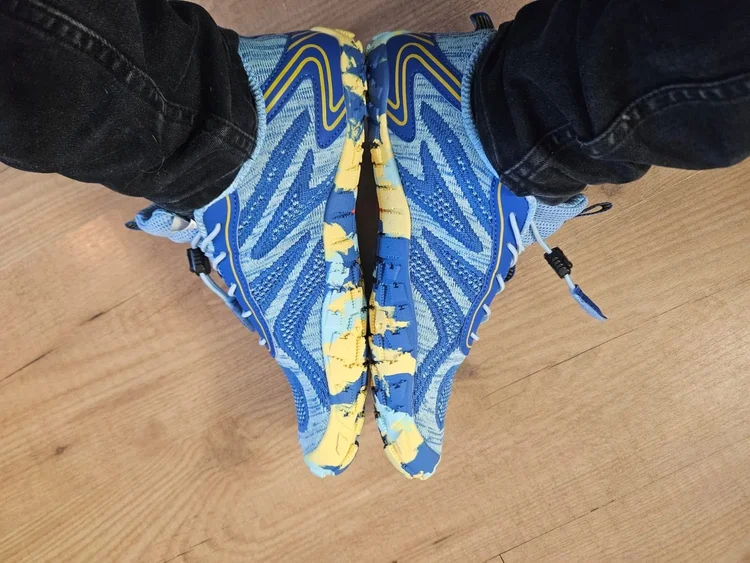Saguaro Active II blauwe barefoot schoenen van bovenaf aan beide voeten