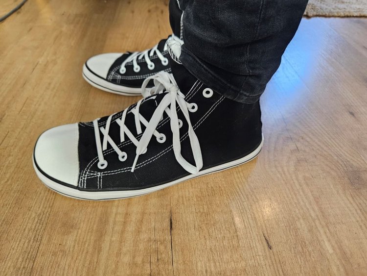 Saguaro Roam I zwarte hoge canvas barefoot schoen aan de voet, zijkant