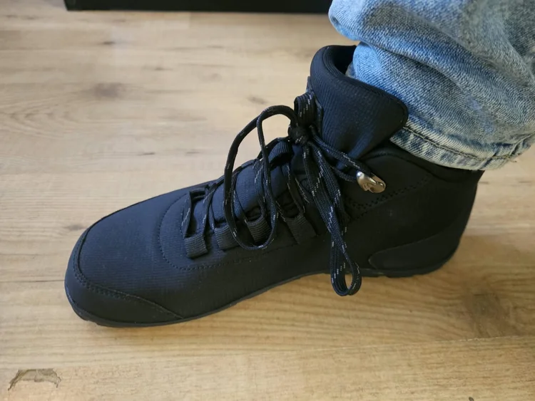 Freet Mist Black barefoot boot aan de voet, zijkant