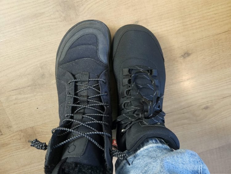 Freet Mist Black naast een Vivobarefoot Gobi Hiber, van bovenaf gezien