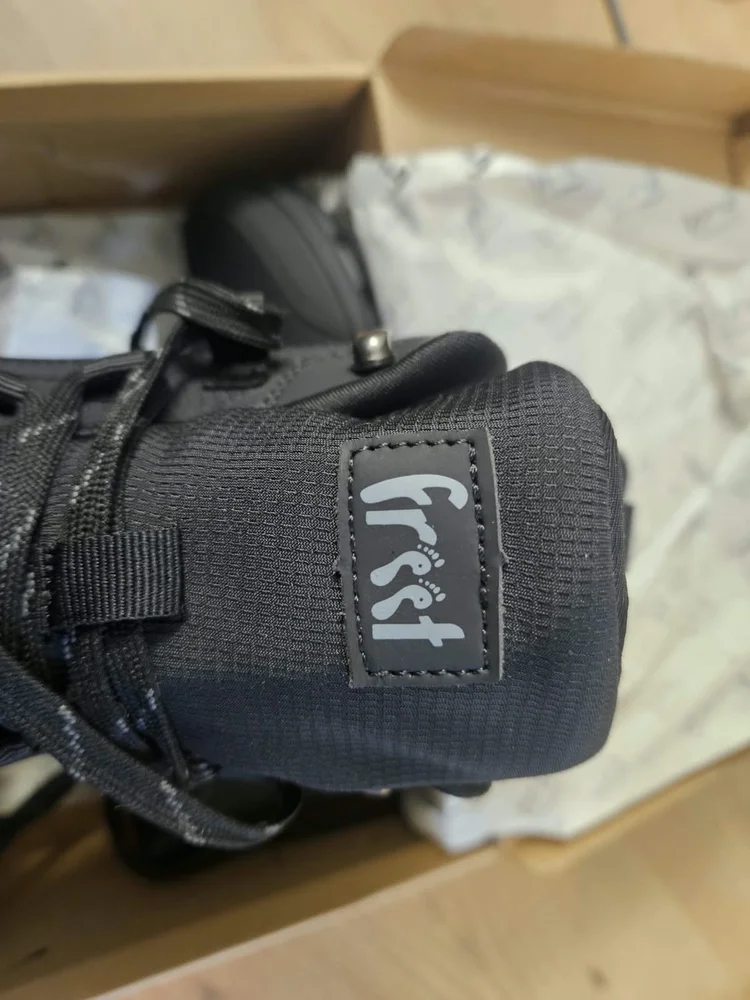 Freet-logo op de tong van de Mist Black