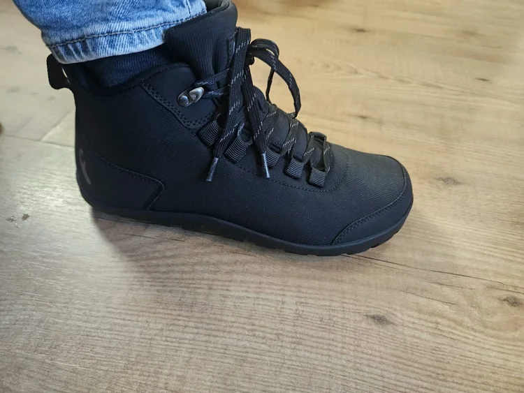 Paar Freet Mist Black barefoot boots, schuin van voren