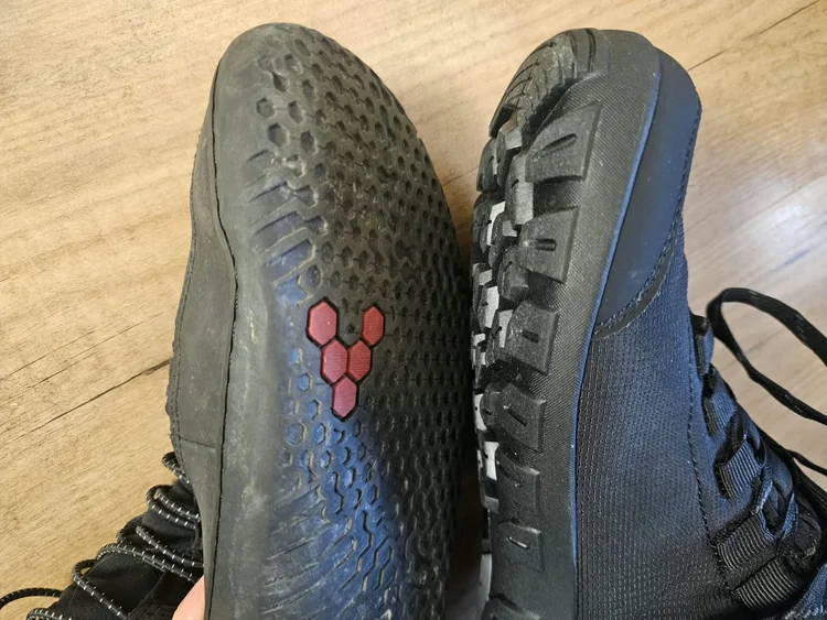 Zool van de Freet Mist Black naast de zool van een Vivobarefoot Gobi Hiber