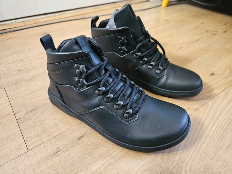 Paar Skinners Cavalier zwarte leren barefoot laarzen op een houten vloer