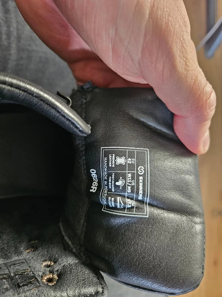 Warme pluche voering en label met Handmade in Portugal in de Skinners Cavalier