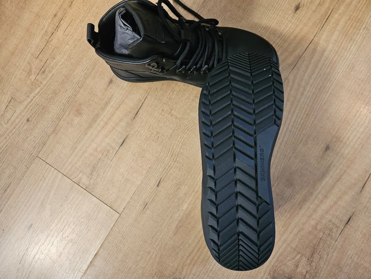 Gebogen Skinners Cavalier met het profiel van de natuurrubber zool in beeld