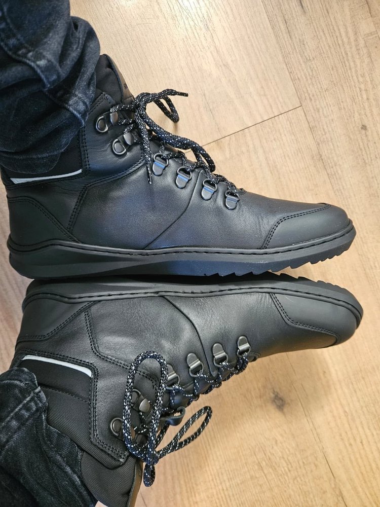 Paar Skinners Explorer zwarte leren barefoot schoenen met reflecterende strip