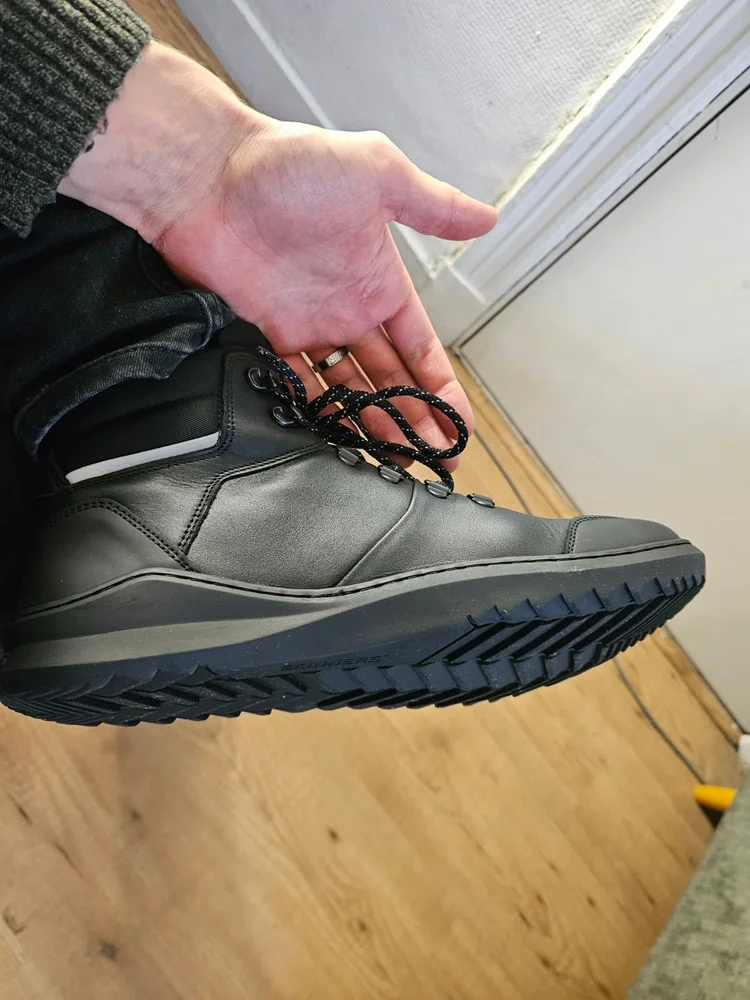 Skinners Explorer in de hand met het profiel van de rubberen zool in beeld