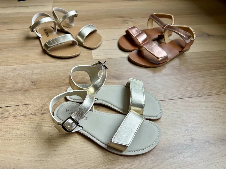 Drie paar nette glanzende barefoot sandalen in zilvergrijs, roségoud en lichtgoud
