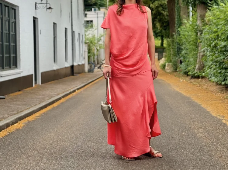 Roze jurk met nette barefoot sandalen als outfit voor een bruiloft