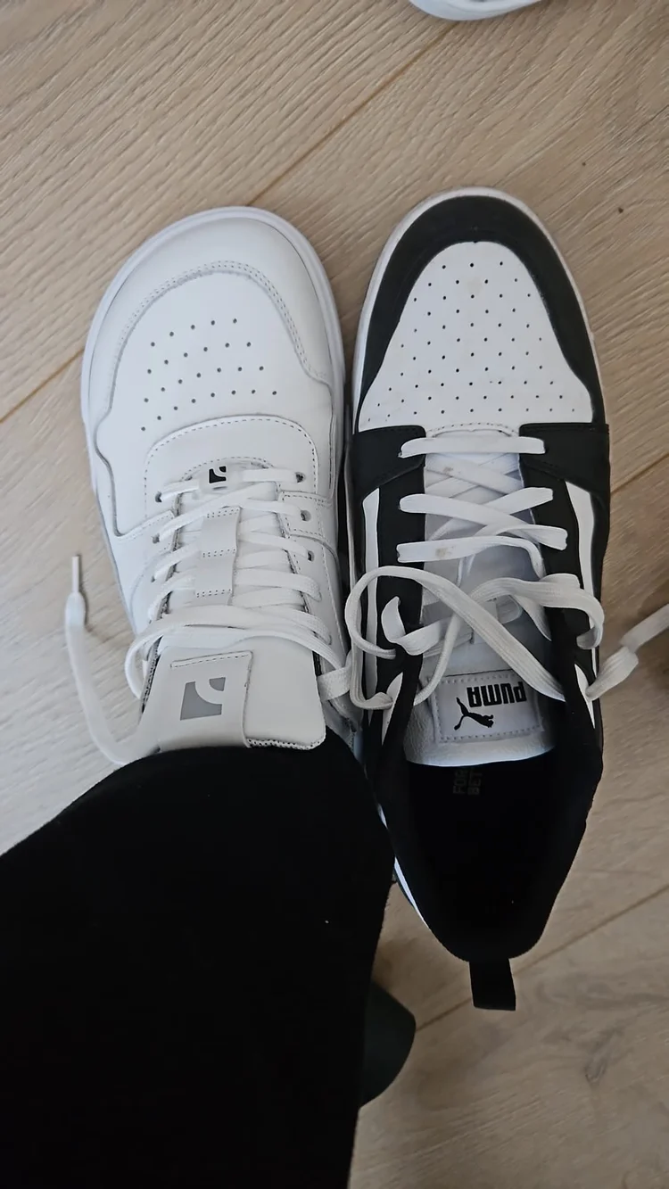 Barebarics sneaker naast een gewone sneaker, van bovenaf gezien